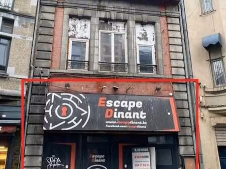 surface commerciale avec immeuble sis à l'arrière