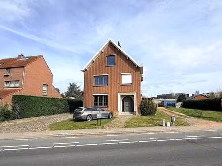 ruime woning met achterliggende garage en tuin