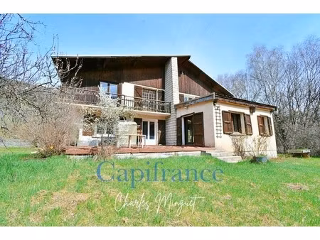 maison 8 pièces  219 m²