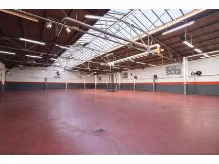 incroyable entrepôt de 1.455 m² avec une hauteur de 4 mètres