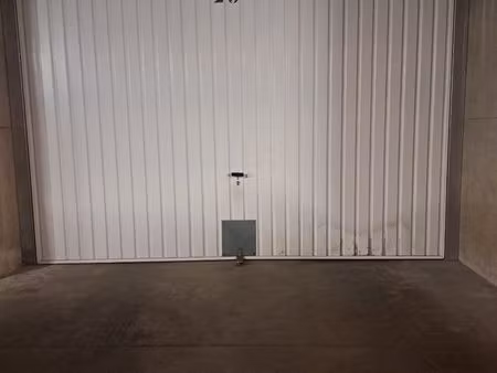 location grand garage / box fermé 17m2