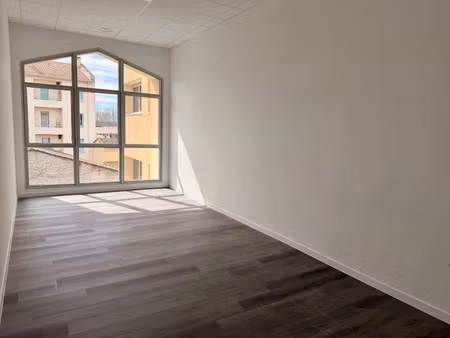 location locaux professionnels 30 m² à aix-en-provence (13090)  749 €