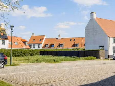 terrain à bâtir idéalement orienté  situé dans la village...