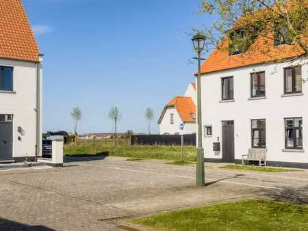 terrain à bâtir idéalement orienté  situé dans la village...