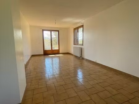 a louer à issoire (63500) : appartement lumineux de 80 m² avec jardin privatif