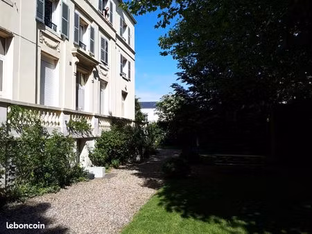 chambre meublée dans bel immeuble avec jardin centre-ville