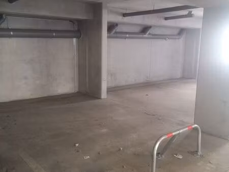 place de stationnement dans un parking couvert/fermé - résidence privée très bien entreten