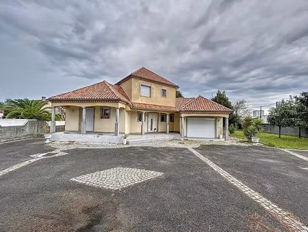 location meublée maison 7 pièces 200 m² à lescar (64230)  1 600 €