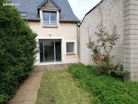 a louer maison de ville à oucques (1 er septembre)