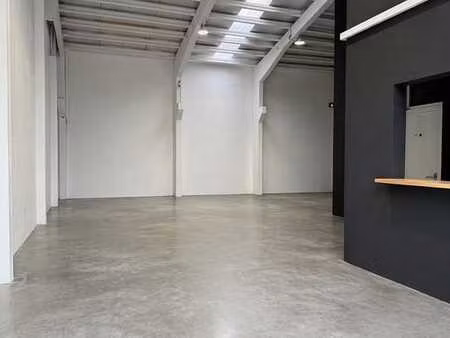 dépôt avec bureaux & showroom – hauts-sarts