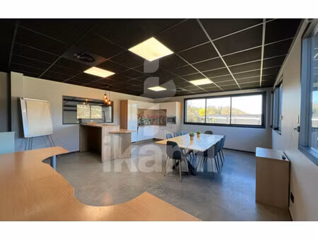 local professionnel de 550 m² à la tour du pin - 856 000 €