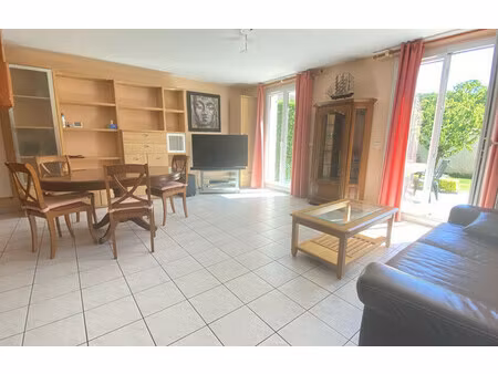 maison de 79 m² à ste genevieve des bois - 1 550 €