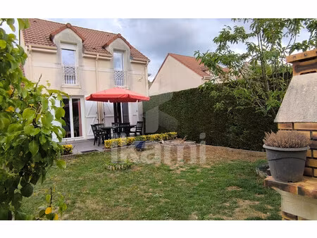 maison de 79 m² à ste genevieve des bois - 1 750 €