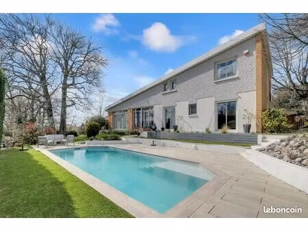 maison 8 pièces 233 m²