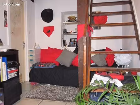 studio très calme dans maison de village