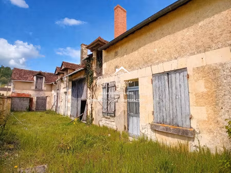 maison ancienne à restaurer  dans une rue peu passagère