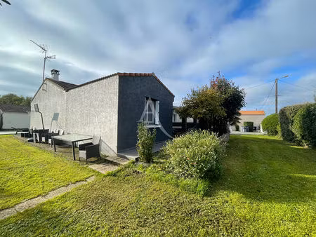 maison avec piscine et grand terrain arboré proche de fontenay-le-comte