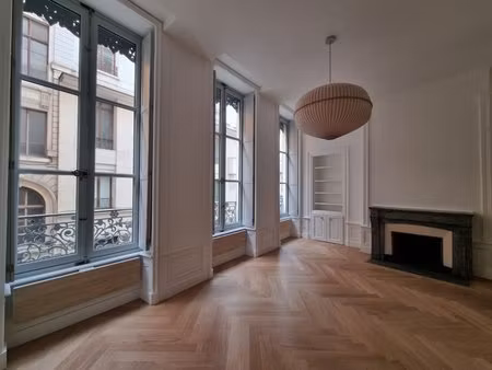 appartement t3 rénové // rue palais grillet 69002 lyon