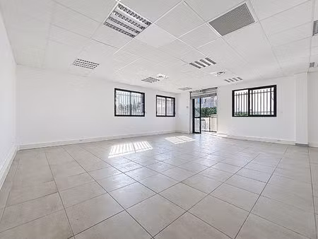 local commercial salon de provence 58 m2