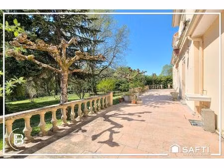 grande maison traditionnelle avec 600 m² de hangars