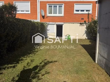 maison 3 chambres avec garage et sous sol complet.