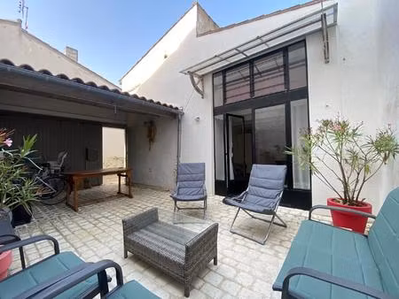 charmante maison de bourg  3 chambres  cour pavée avec abris