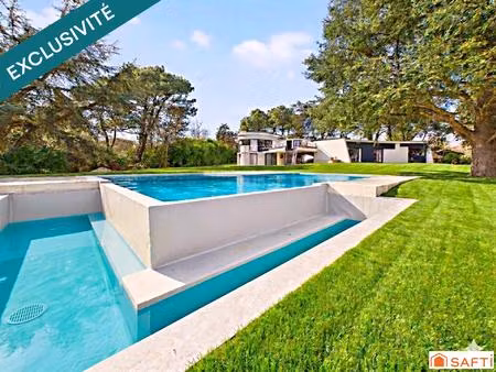 magnifique maison néo futuriste avec vue magnifique et terrain constructible!!!