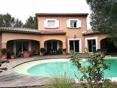 belle villa avec piscine et grand terrain au calme