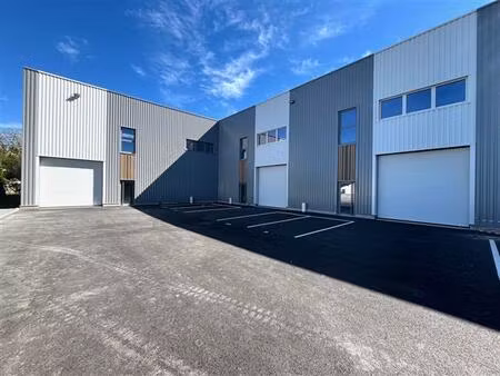 location local d'activités st genis laval 1 018 m²