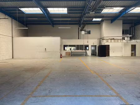 location local d'activités vaulx en velin 700 m²