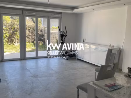 maison dans lotissement + jardin + stationnements