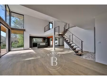 maison de luxe à vendre dans le quartier est nord est et sud est