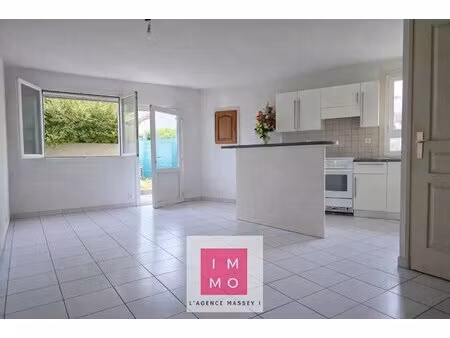 appartement t3 plain pied 78m² + atelier/depot 222m² + dépendances 140m²