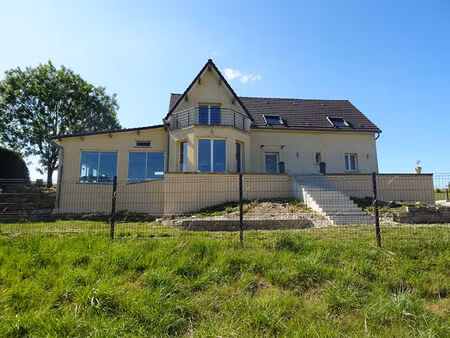 maison individuelle de 189 m2 sh avec une piscine à thin le moutier