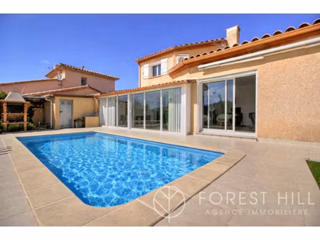 belle maison dans un quartier résidentiel