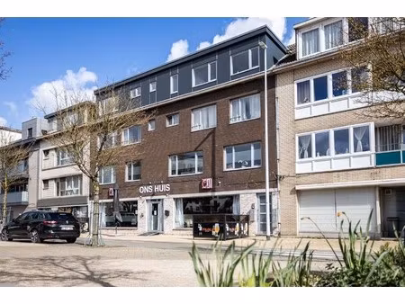 opbrengsteigendom met handelspand en 5 appartementen in zelzate