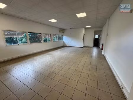 a louer - ensemble de quatre superbes locaux professionnels de 70 m² chacun