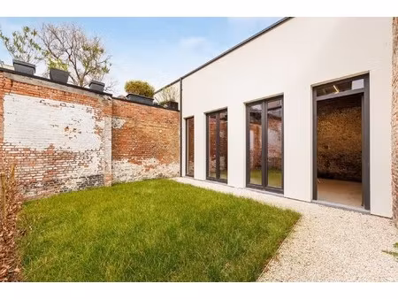 centraal gelegen casco ruimte met privatieve tuin.