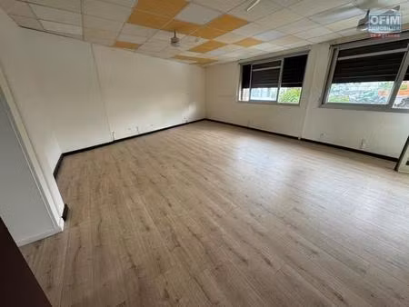 a louer local professionnel ou commercial entièrement rénové d'environ 66 m² proche du cen