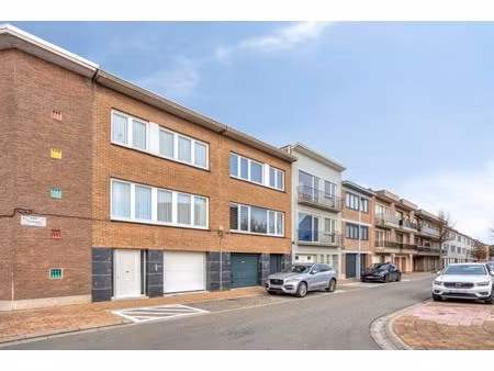 gerenoveerde bel-étage woning met garage