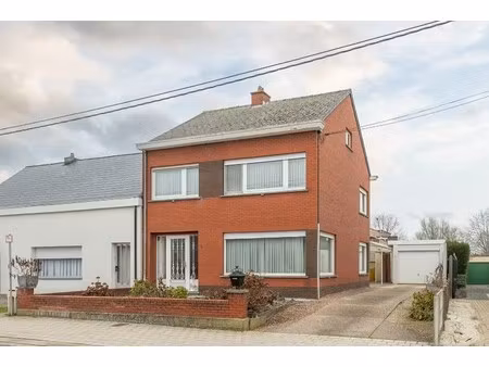 halfopen bebouwing in doodlopende straat.