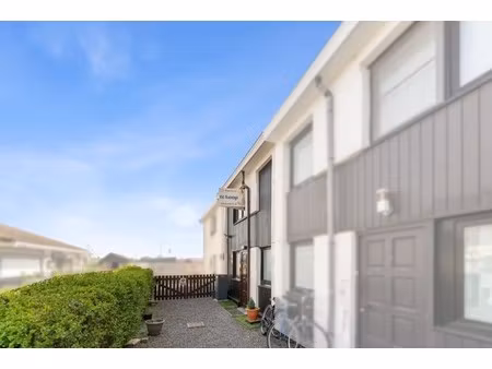 charmante rijwoning te koop in de haan (vosseslag) – ideale pied-à-terre aan de belgische 