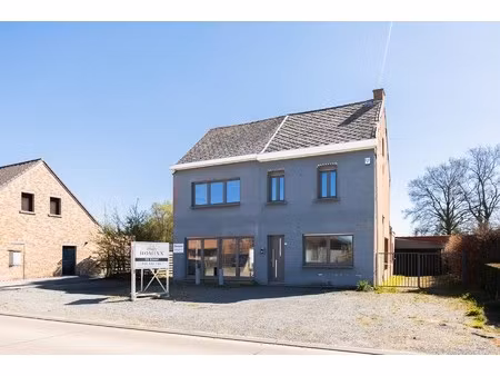 woning met mogelijkheid tot handelszaak en weide van 3109 m²