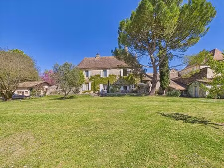 authentique manoir du xviiie siècle offrant des hébergements indépendants pour invités  un