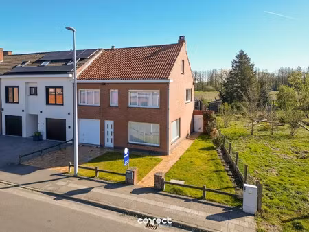 halfopen bebouwing met 4 slaapkamers  zongerichte tuin  oprit en garage.