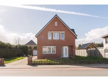 leuke gezinswoning met 3 slaapkamers nabij de verbindingswegen