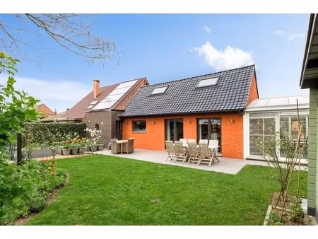 instapklare laagbouwwoning met zonnige tuin in rustige straat te hoevenen