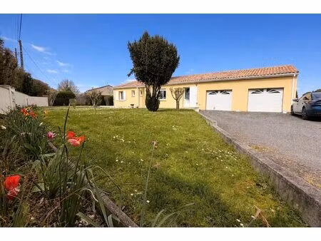 maison de plain-pied confortable avec beaux volumes et vue sur la campagne