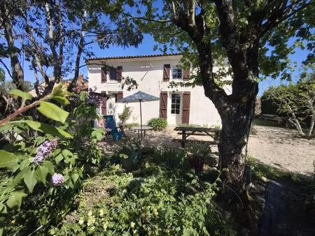 charmante maison individuelle de village avec vastes jardins et vue sur la campagne