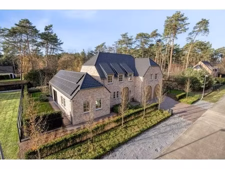 ruim ingedeelde en kwalitatief afgewerkte villa op een mooi perceel met naastgelegen bouwg